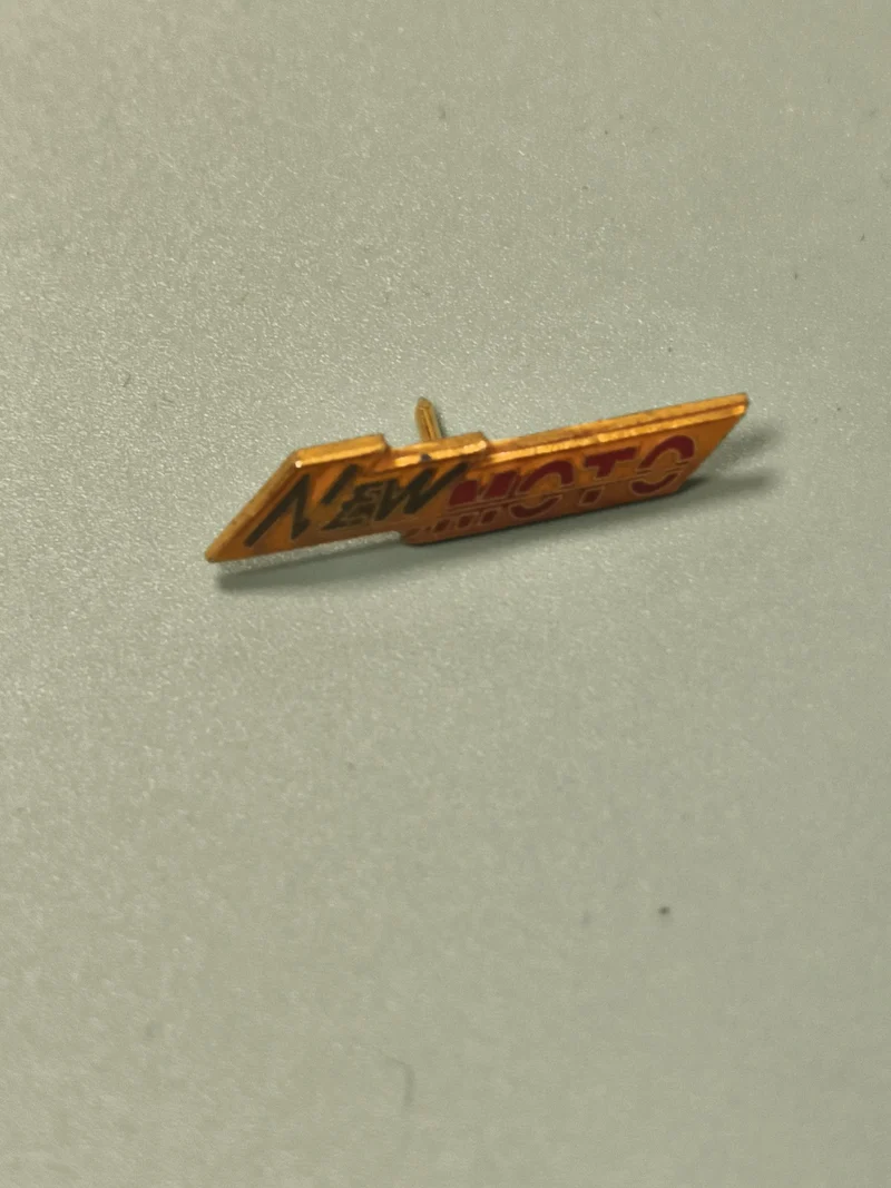 Pin's vintage NEW MOTO orange flèche ? objet ancien collection moto (Ref 1)
