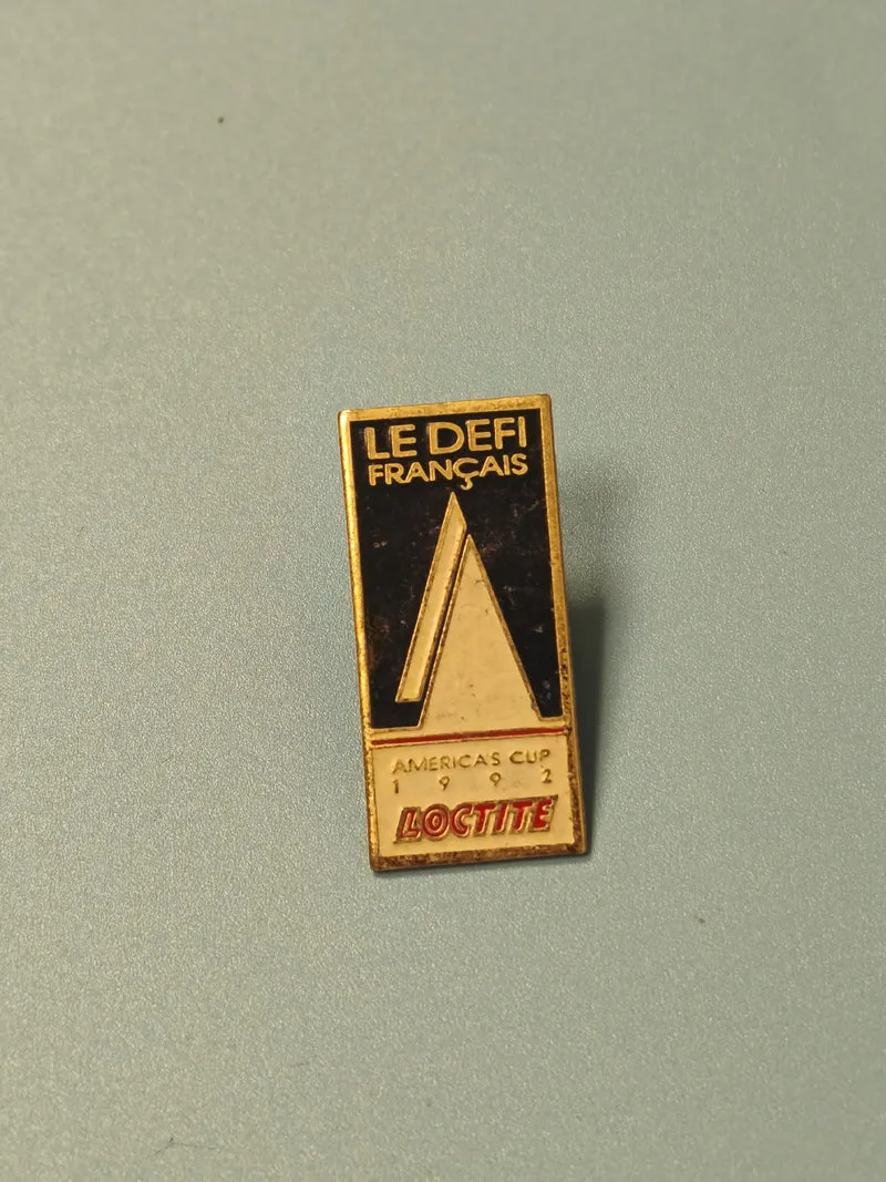 Pin's vintage Loctite Le Défi Français America?s Cup 1992 rectangulaire collecti