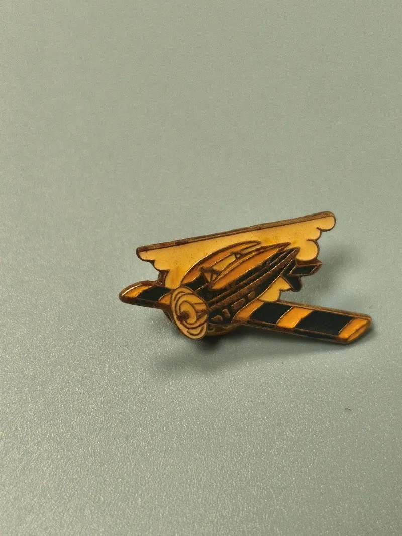 Vintage pin's aviation avion or jaune émaillé rétro collection (Ref 1)