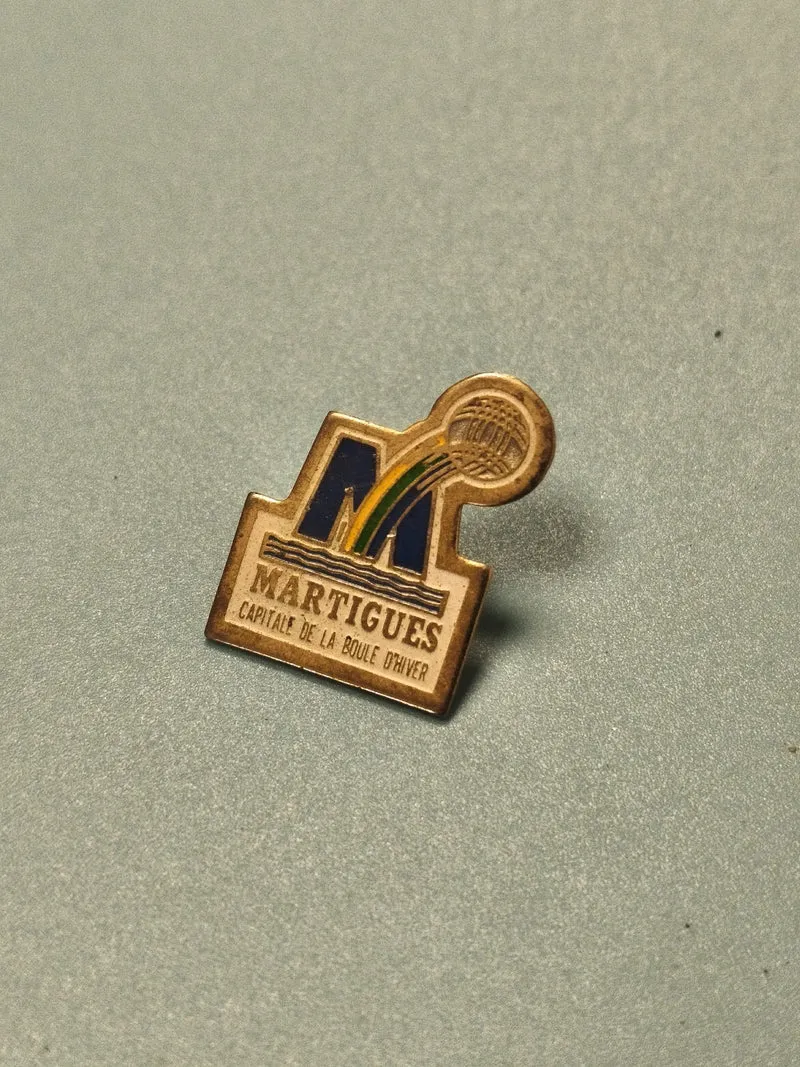 Vintage pin's Martigues boule d'hiver émaillé collection sport rétro