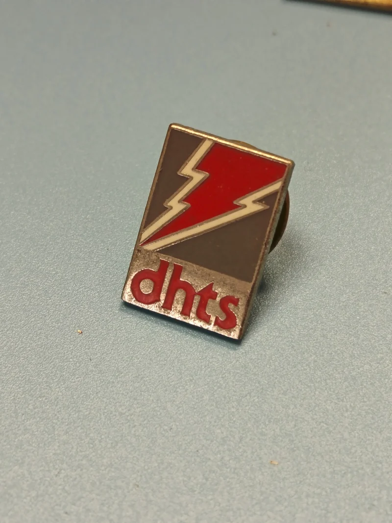 Vintage pin's dhts éclair rouge émaillé, badge ancien collection (Ref 1)