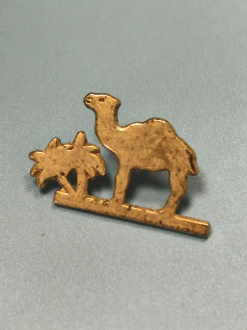 Vintage pin's Camel ancien forme chameau et palmier doré, collection rare