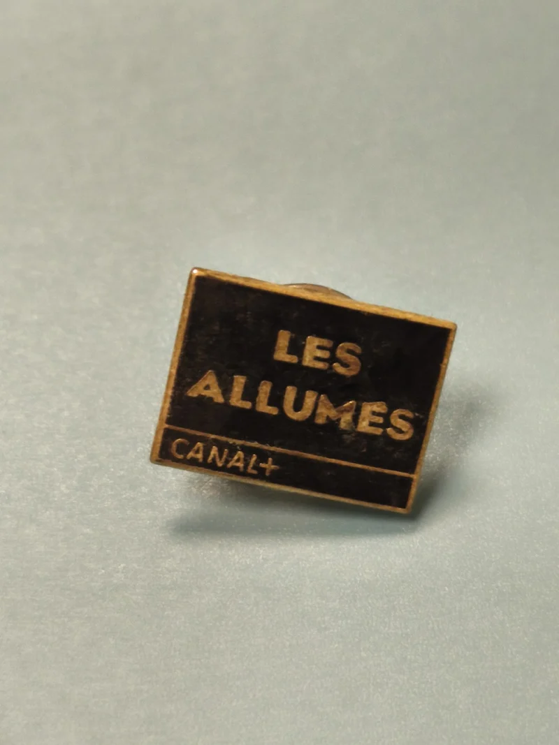 Vintage pin's Canal+ Les Allumés noir doré badge ancien collection TV