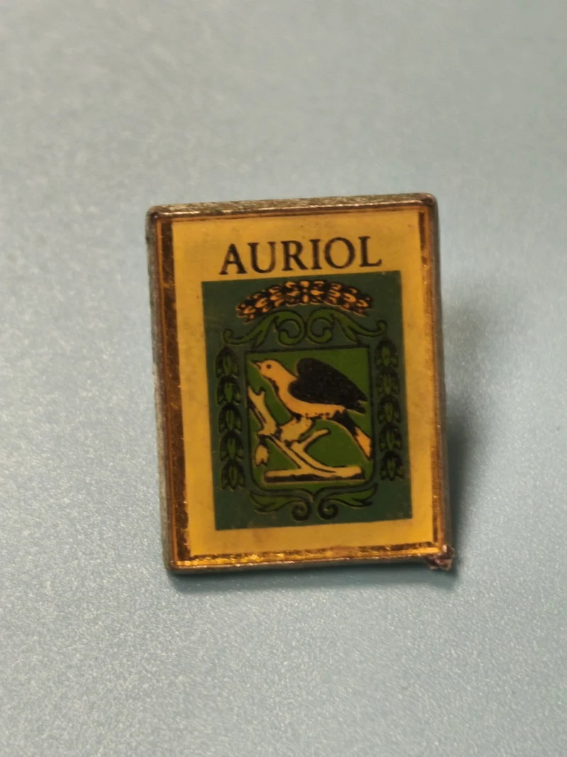 Vintage pin's blason Auriol écusson héraldique jaune vert collection
