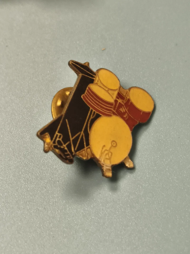 Vintage pin's rock batterie jaune rétro collection musique (Ref 1)