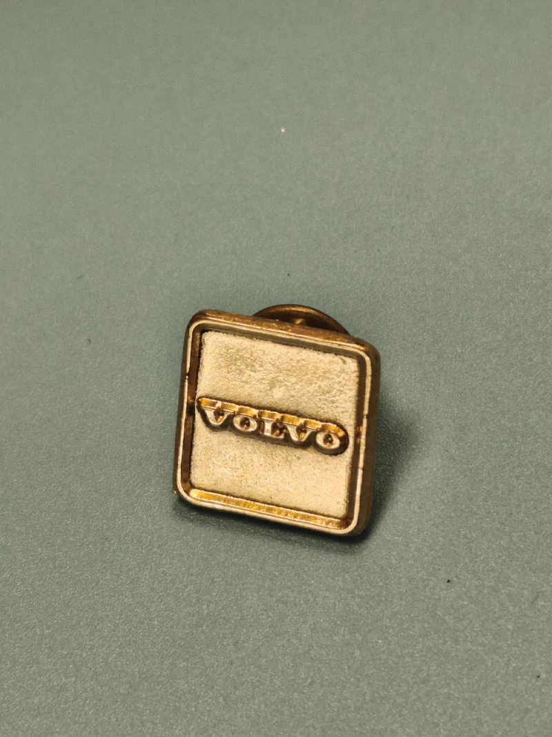 Vintage pin's Volvo doré carré collection automobile ancien badge rétro