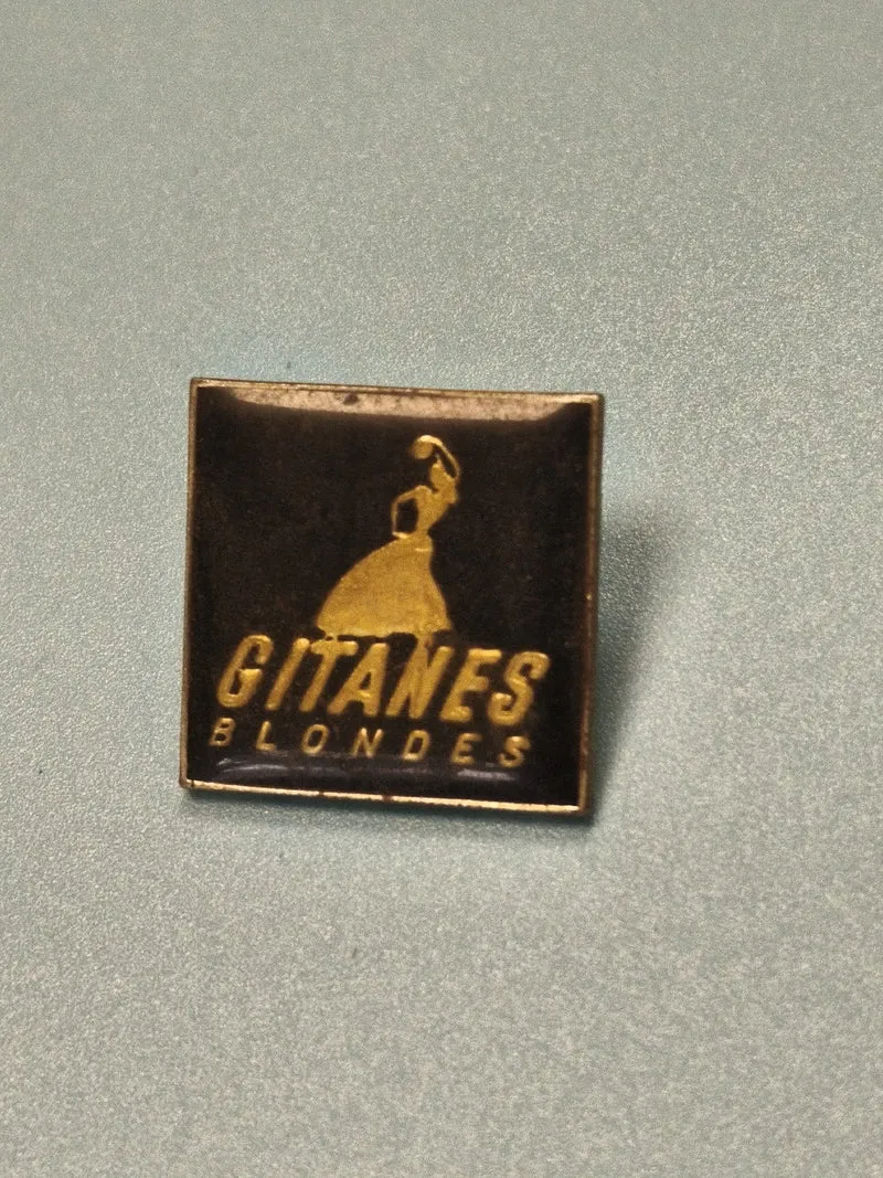 Vintage pin's carré Gitanes Blondes logo doré collection tabac ancien