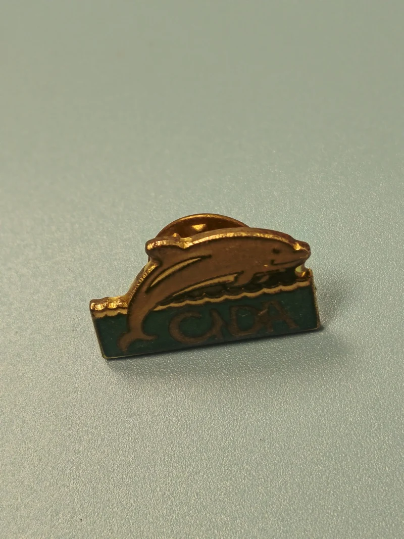 Vintage pin's dauphin doré sur fond vert émaillé CIDA, collection (Ref 1)