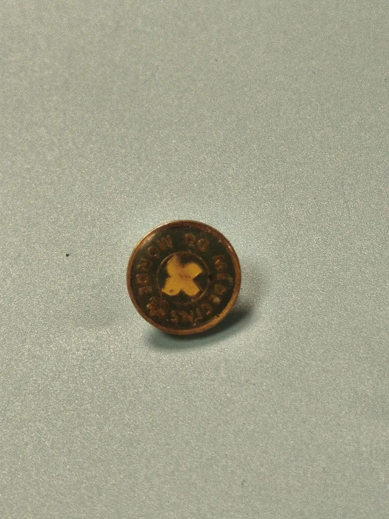 Vintage pin's Médecins du Monde rond ancien, logo jaune, collection humanitaire