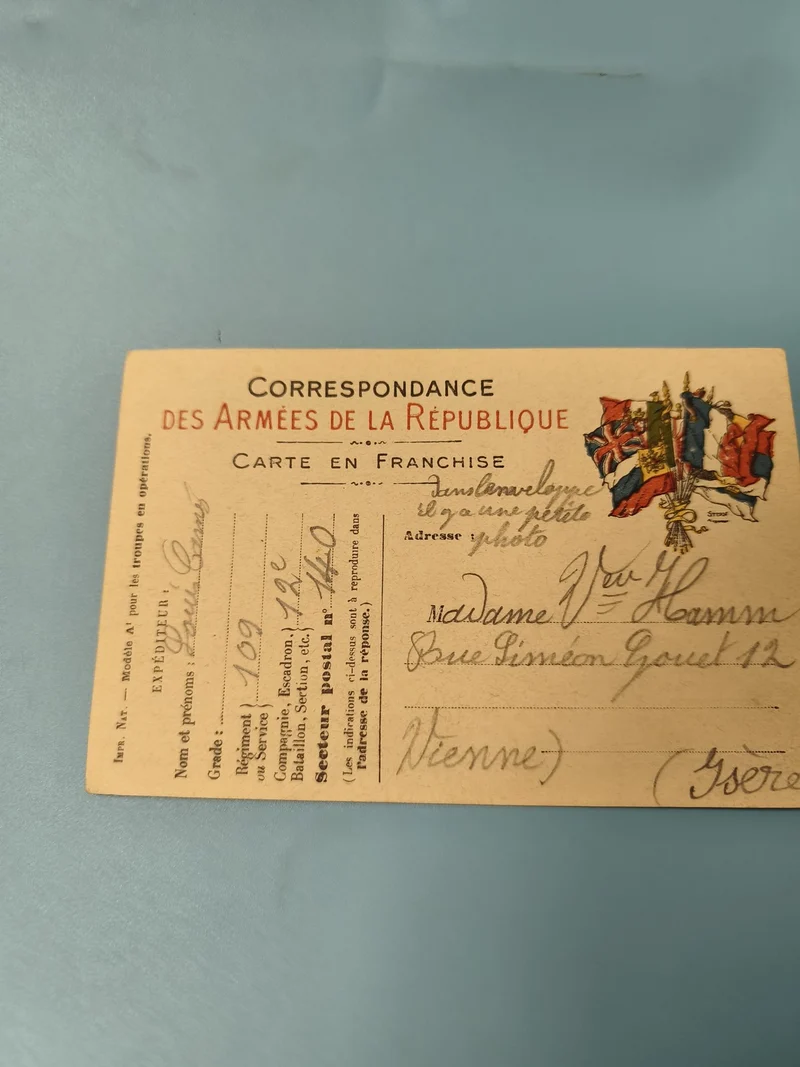 Ancienne carte postale Armées de la République drapeaux multicolores vintage