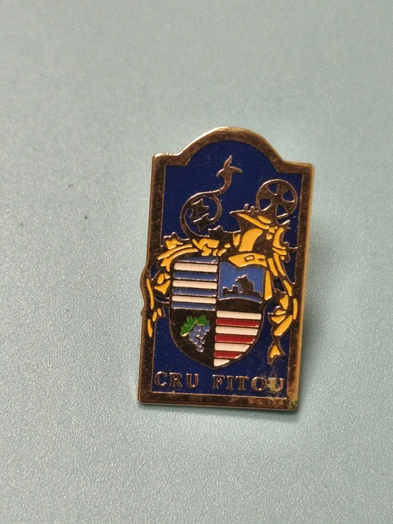 Vintage pin's blason CRU FITOU émaillé collection vin ancien badge (Ref 2)