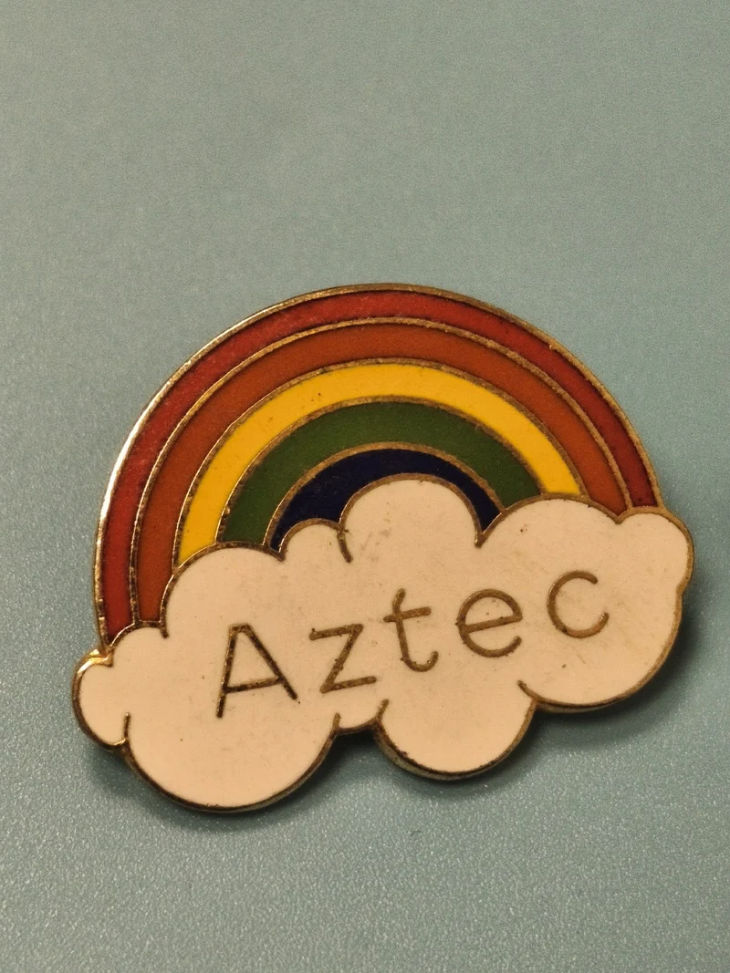Pin's vintage Aztec arc-en-ciel nuage émaillé collection rétro (Ref 2)