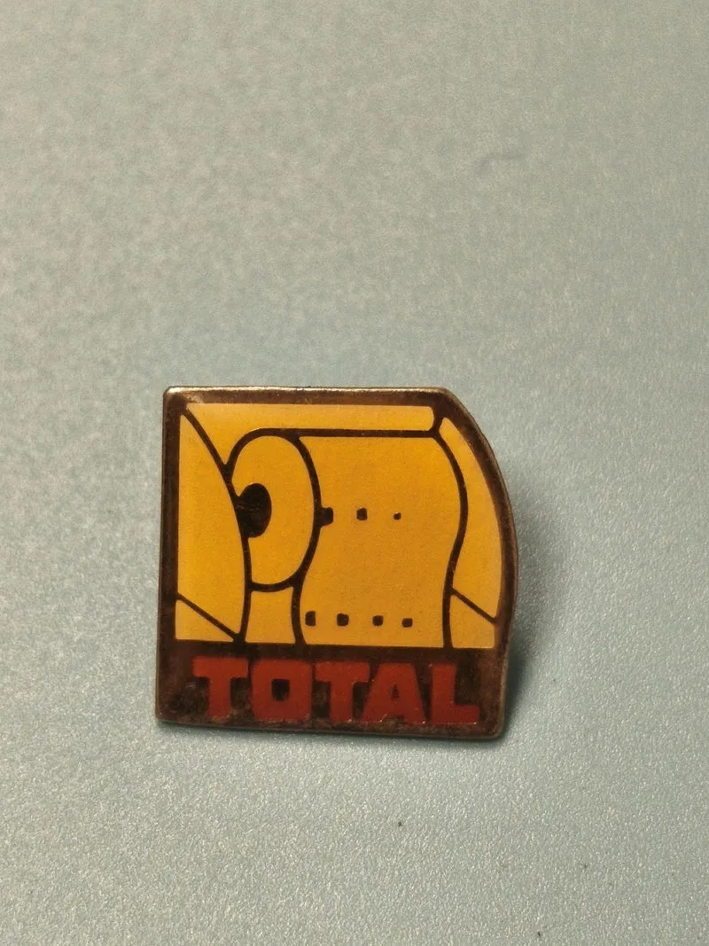 Vintage pin's TOTAL jaune ancien logo, collection publicitaire rétro