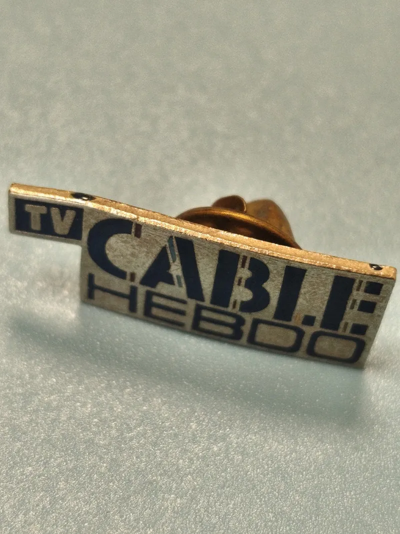 Pin's vintage TV Cable Hebdo rectangulaire, couleurs bleu et doré, collection