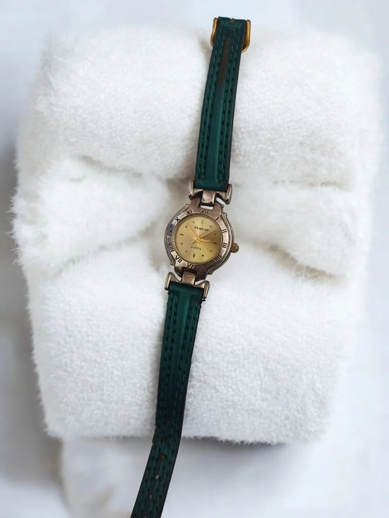 Montre femme vintage Chakar quartz cadran doré bracelet vert rétro ancienne
