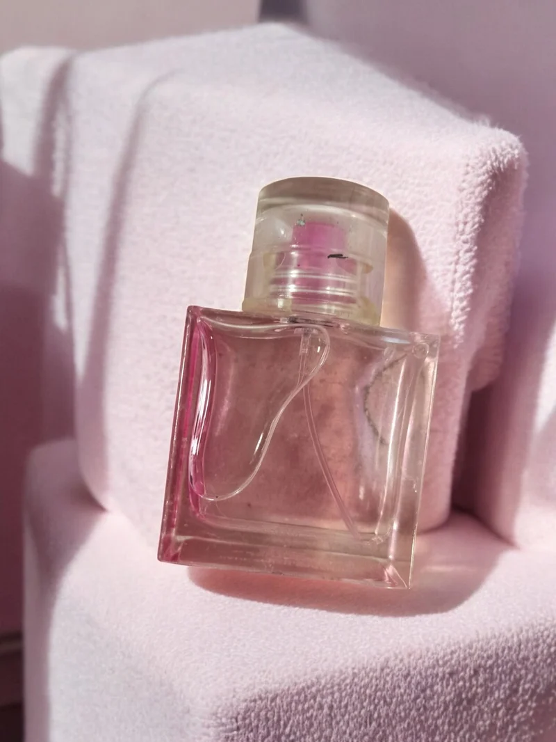 Flacon factice parfum vintage carré transparent décor rose ancien déco rétro