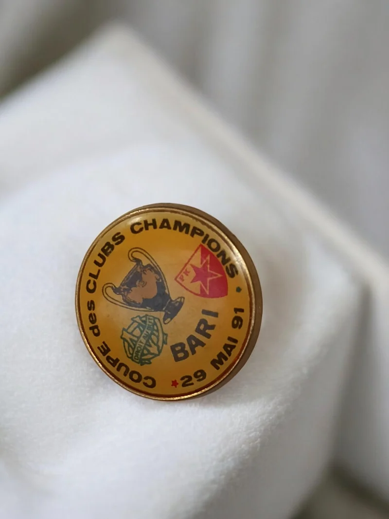 Pin's vintage OM Coupe des Clubs Champions 1991 Bari badge Olympique de Marseill