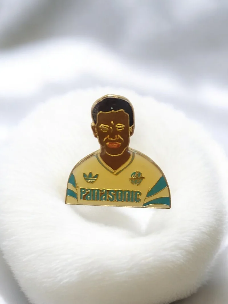 Pin's vintage joueur OM Panasonic Adidas badge ancien Olympique Marseille footba