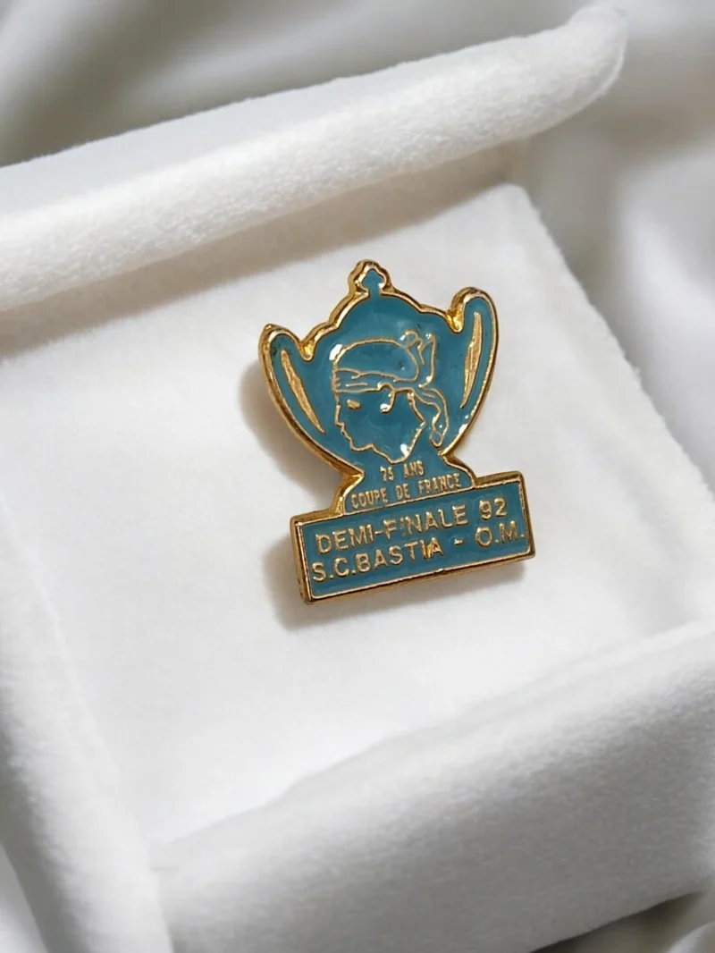 Pin's ancien Coupe de France 1992 OM Bastia, badge foot vintage bleu