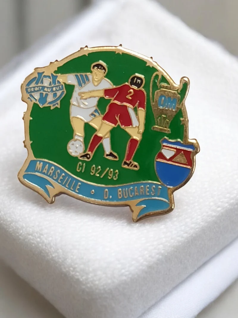 Pin's vintage OM Marseille CI 92/93 Bucarest football ancien rétro trophée