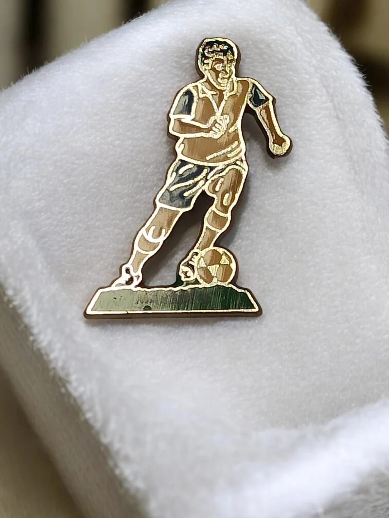 Pin's vintage joueur football Olympique de Marseille OM rétro orné bleu blanc