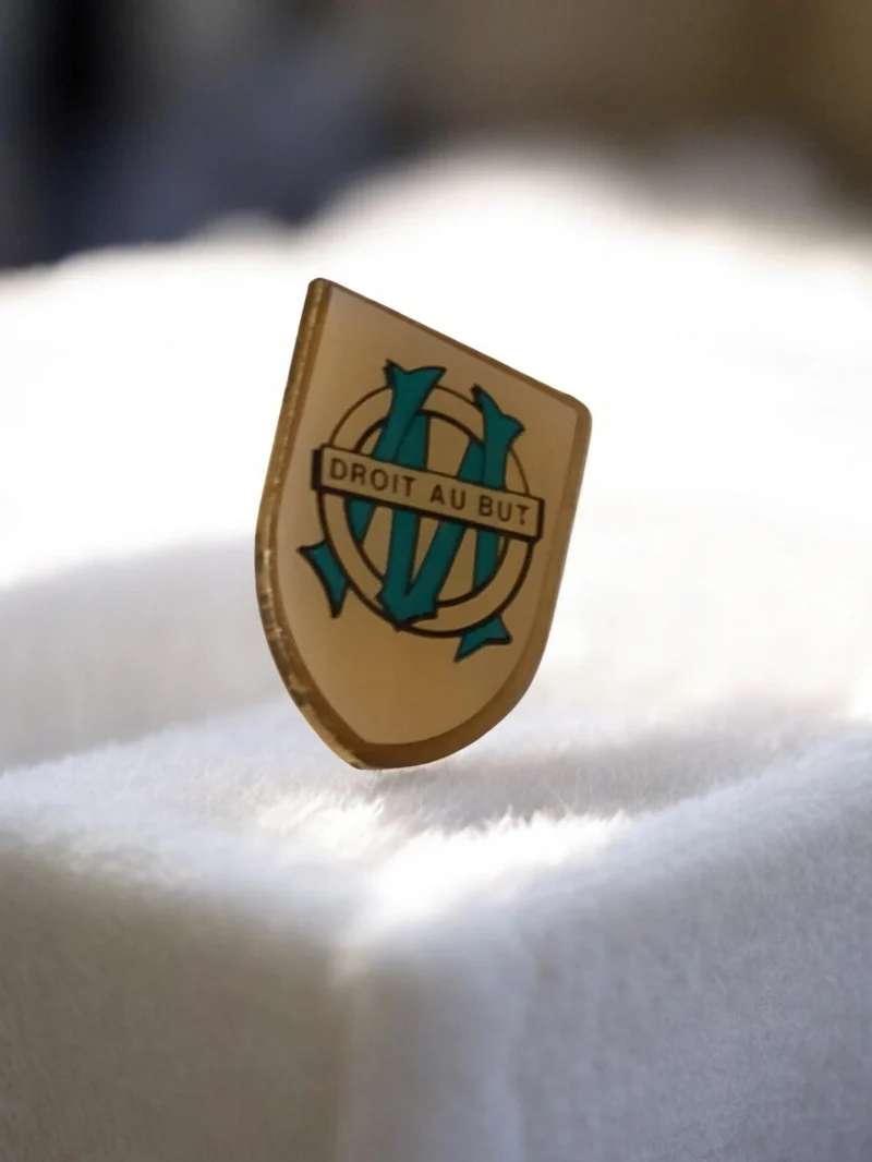 Pin's vintage Olympique de Marseille OM écusson Droit au But rétro ancien