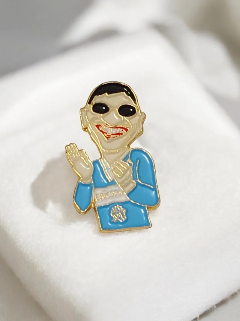 Pin's vintage OM Olympique de Marseille personnage bleu rétro football ancien
