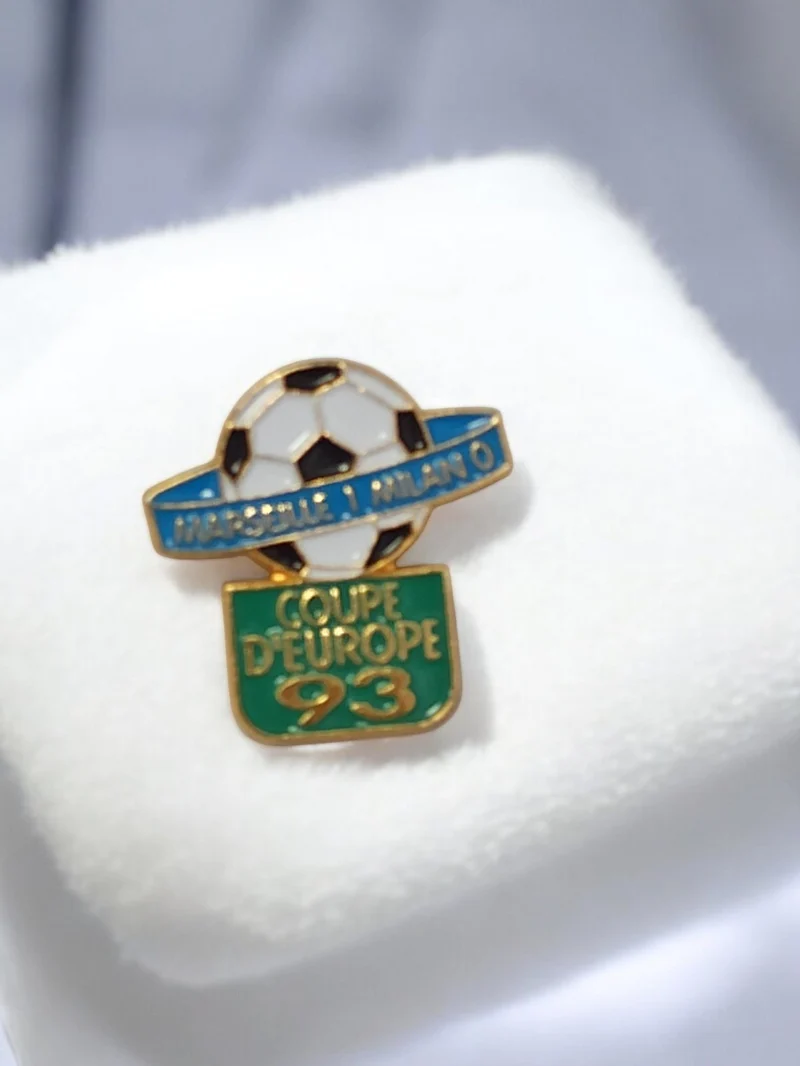 Pin's vintage OM Coupe d'Europe 1993 Marseille Milan football rétro ancien