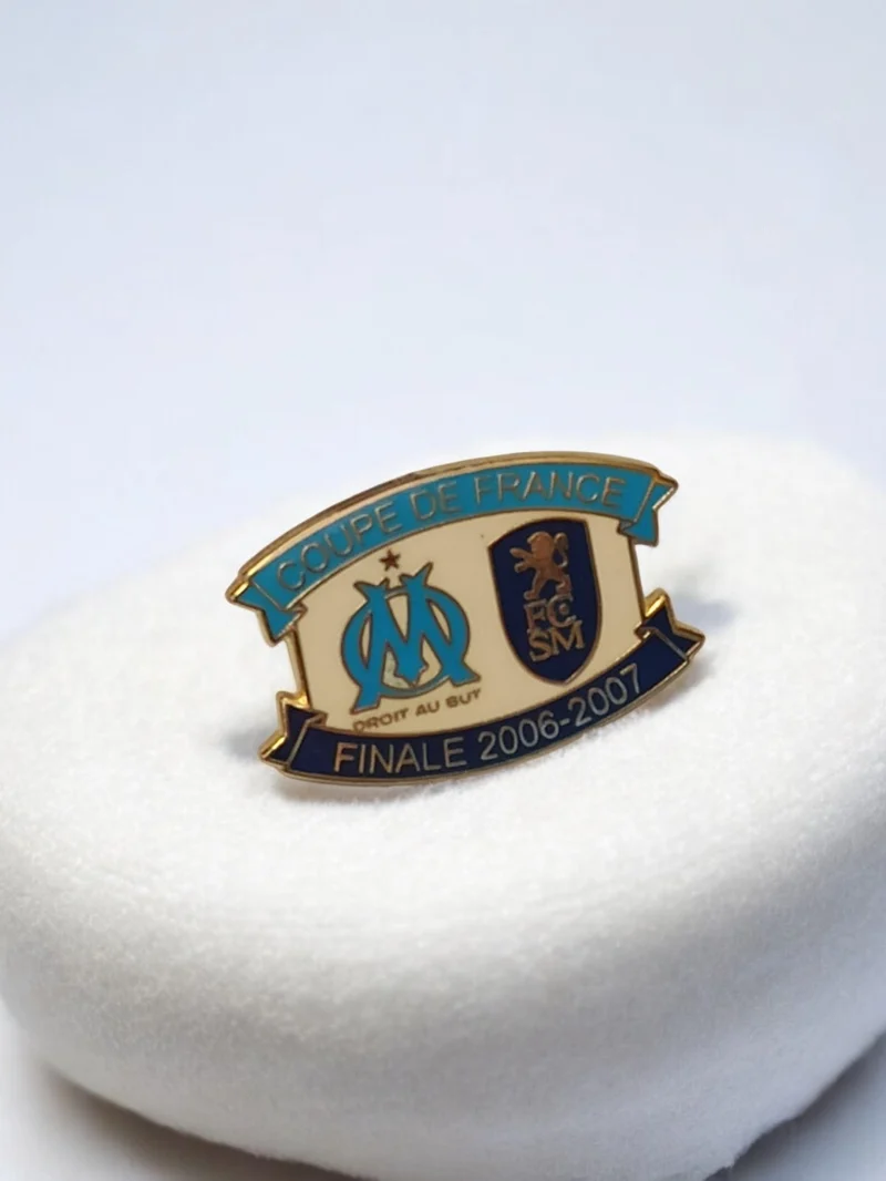 Pin's OM Coupe de France 2007 badge vintage Olympique Marseille Sochaux football