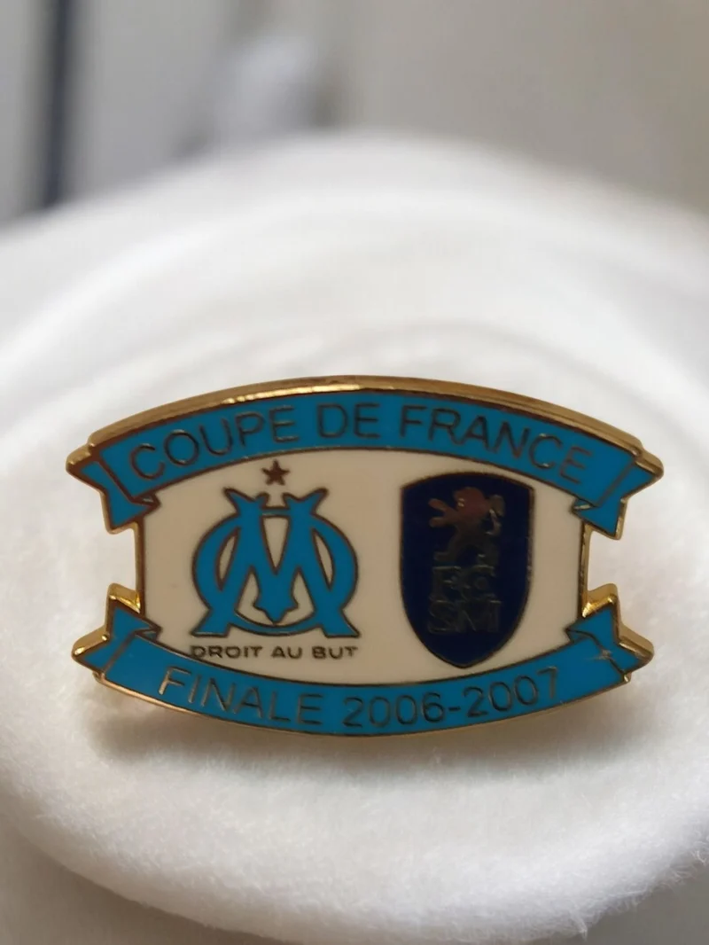 Pin's Olympique de Marseille Coupe de France 2007 badge vintage football OM