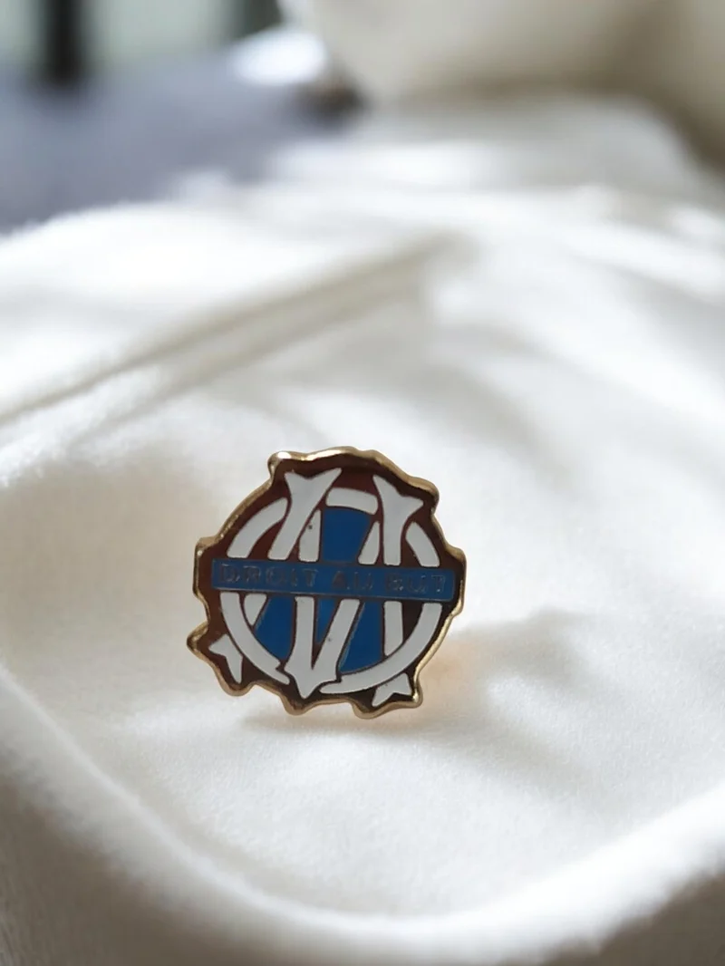 Pin's Olympique de Marseille vintage logo OM bleu blanc rétro ancien football