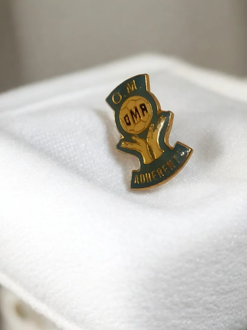 Pin's vintage OM Olympique Marseille adhérent émaillé badge rétro football