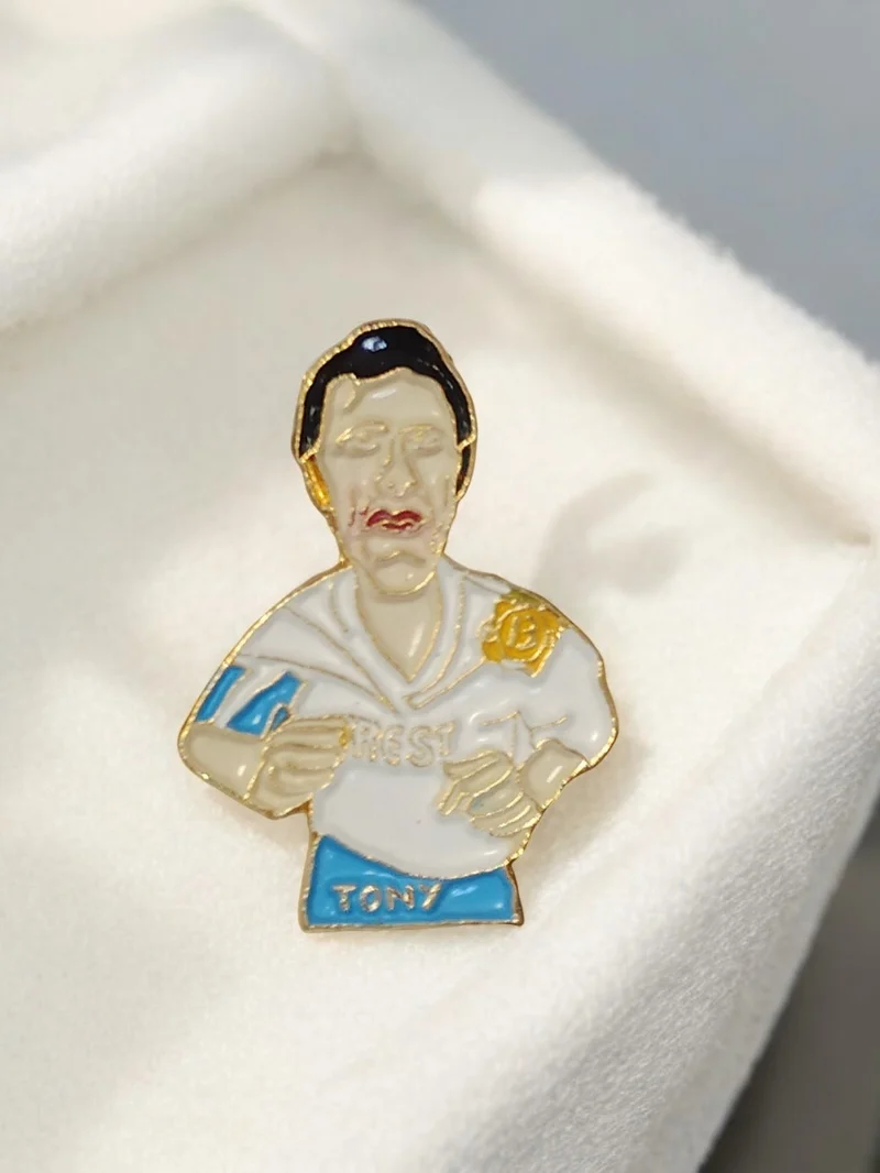 Pin's vintage Olympique de Marseille OM émail doré joueur TONY années 90
