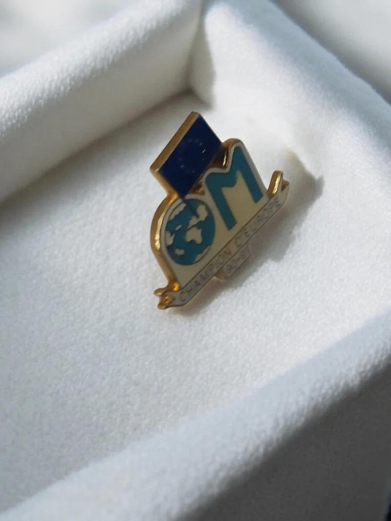 Pin's Olympique de Marseille OM vintage doré badge football rétro ancien