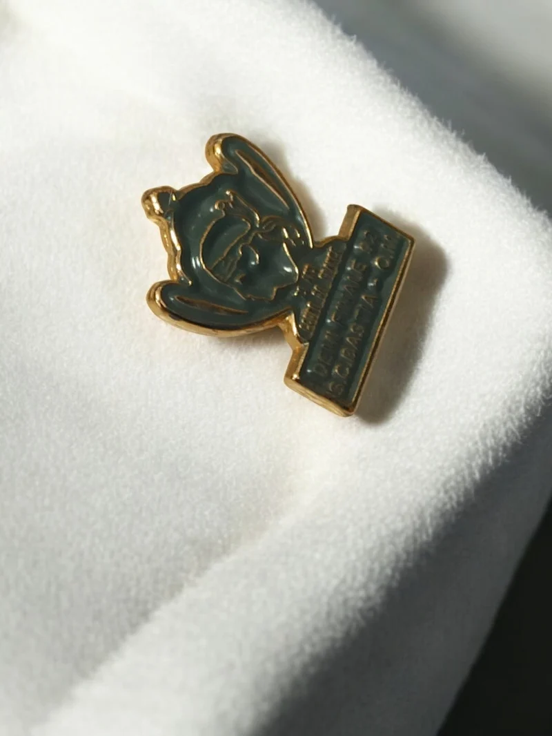 Pin's vintage Olympique de Marseille OM coupe dorée badge ancien football