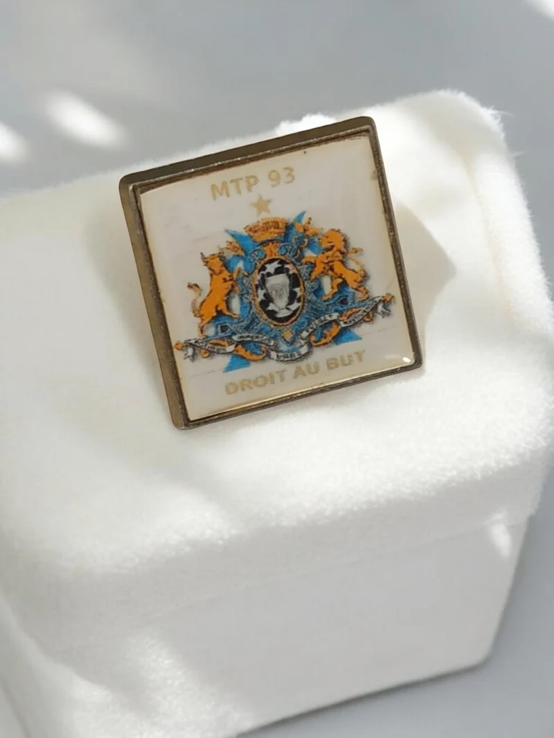 Rare pin's vintage Olympique de Marseille OM ancien badge rétro football collect