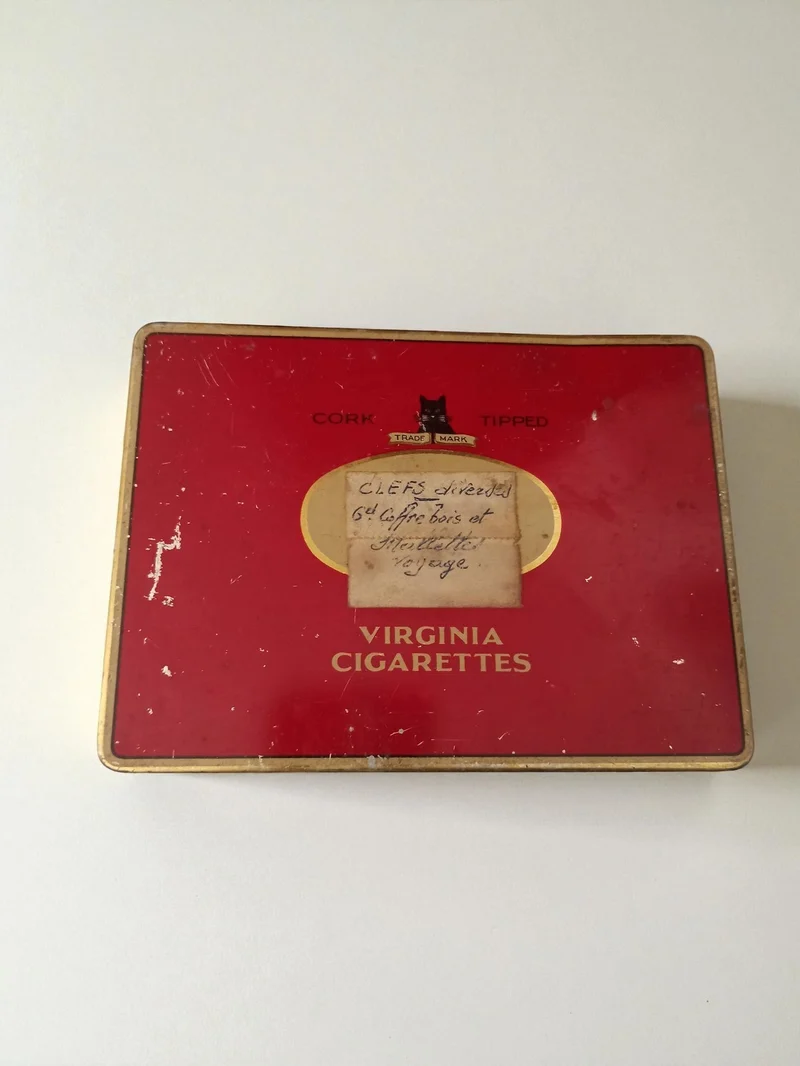 Boîte métal ancienne Virginia Cigarettes rouge, vintage rétro fumeur déco
