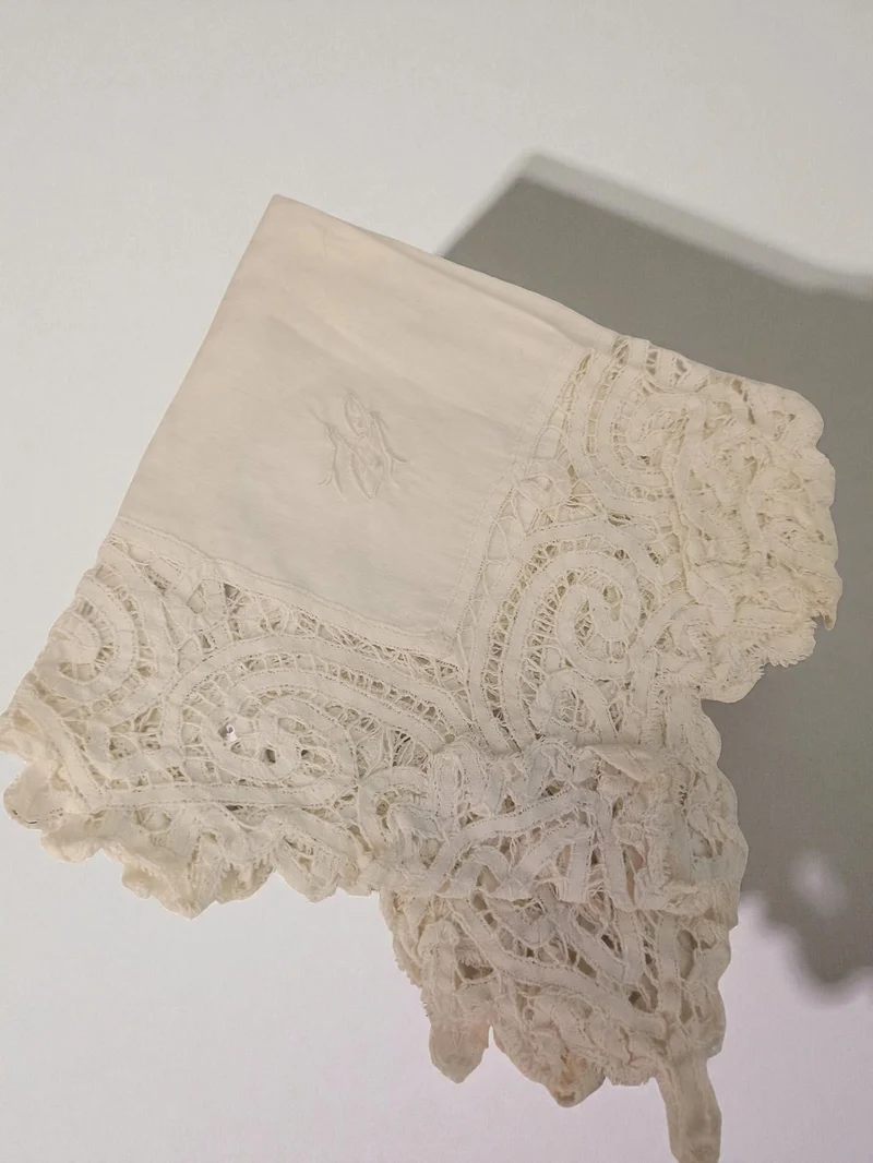 Serviette ancienne brodée dentelle vintage années 50 linge rétro déco