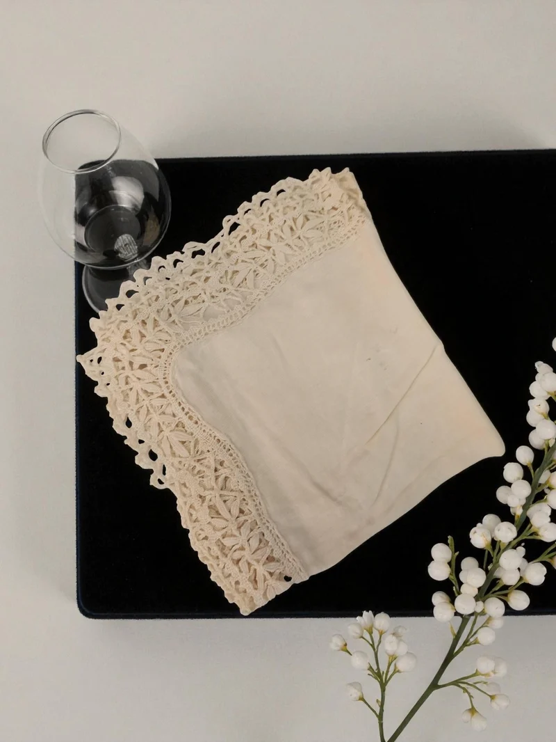 Serviette ancienne brodée dentelle crème vintage années 1950 linge rétro déco