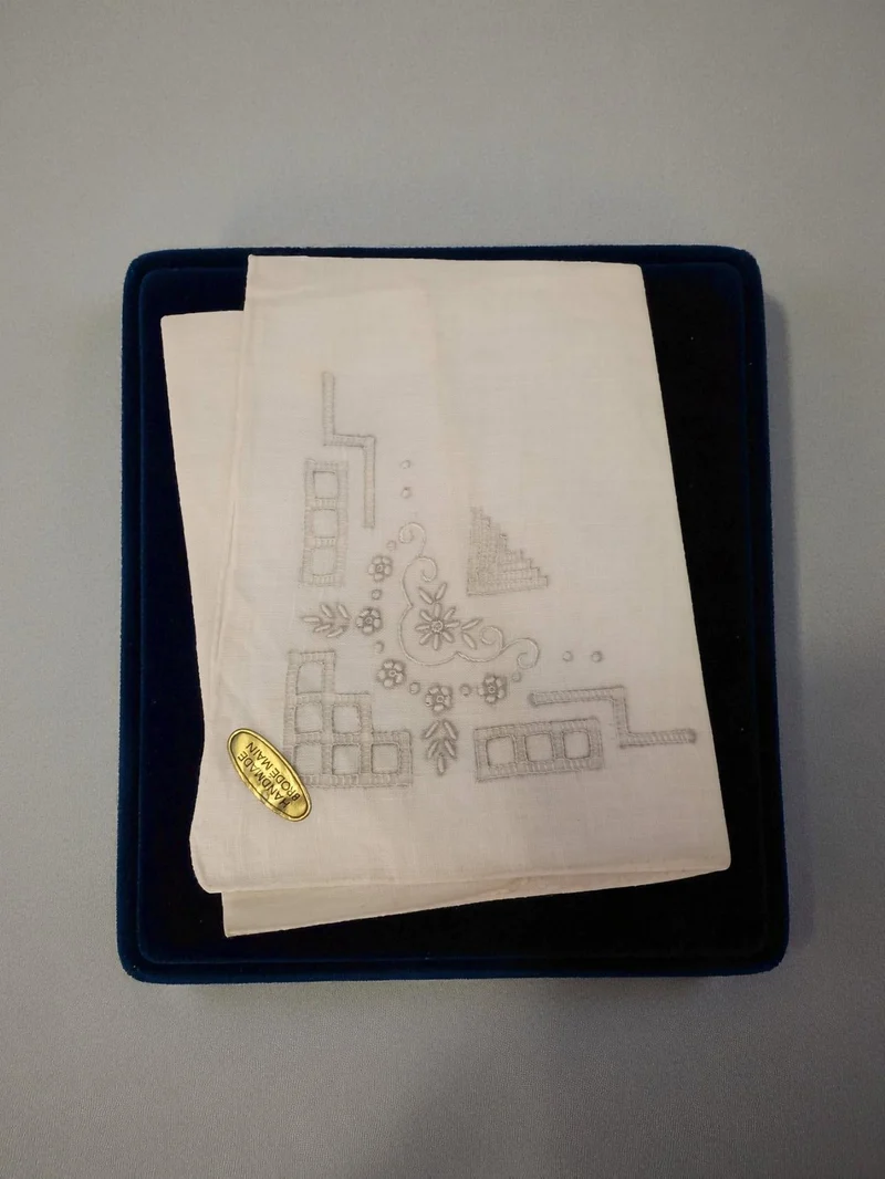Serviette ancienne brodée main vintage années 50, linge de maison rétro