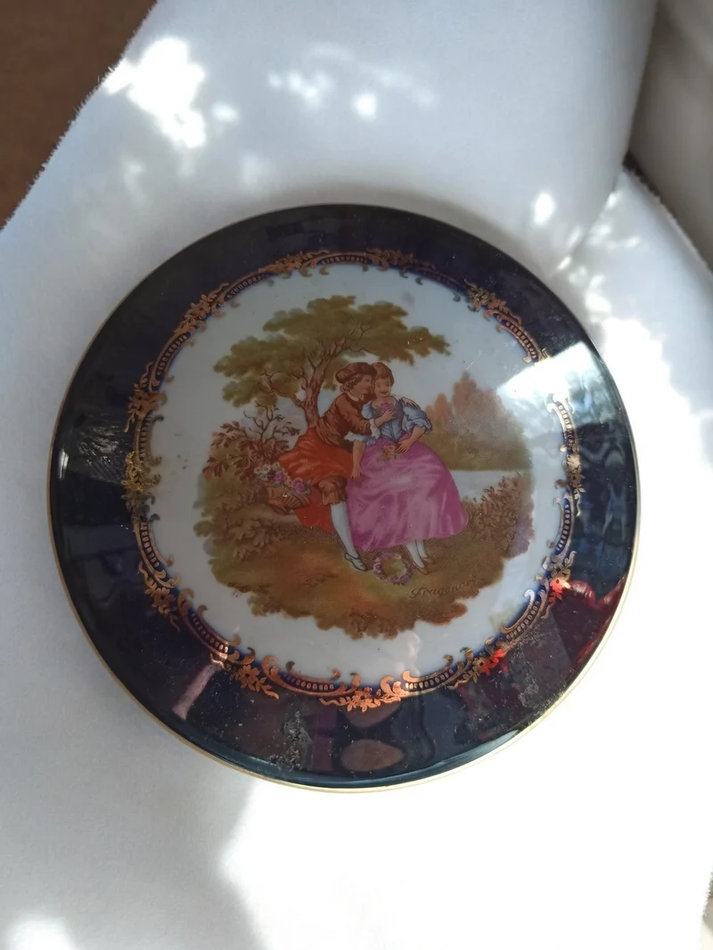 Assiette décorative Limoges vintage, décor Fragonard, bord bleu et or, France