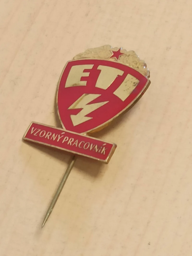 Broche insigne vintage soviétique ETI Vzorný Pracovník URSS rouge émail