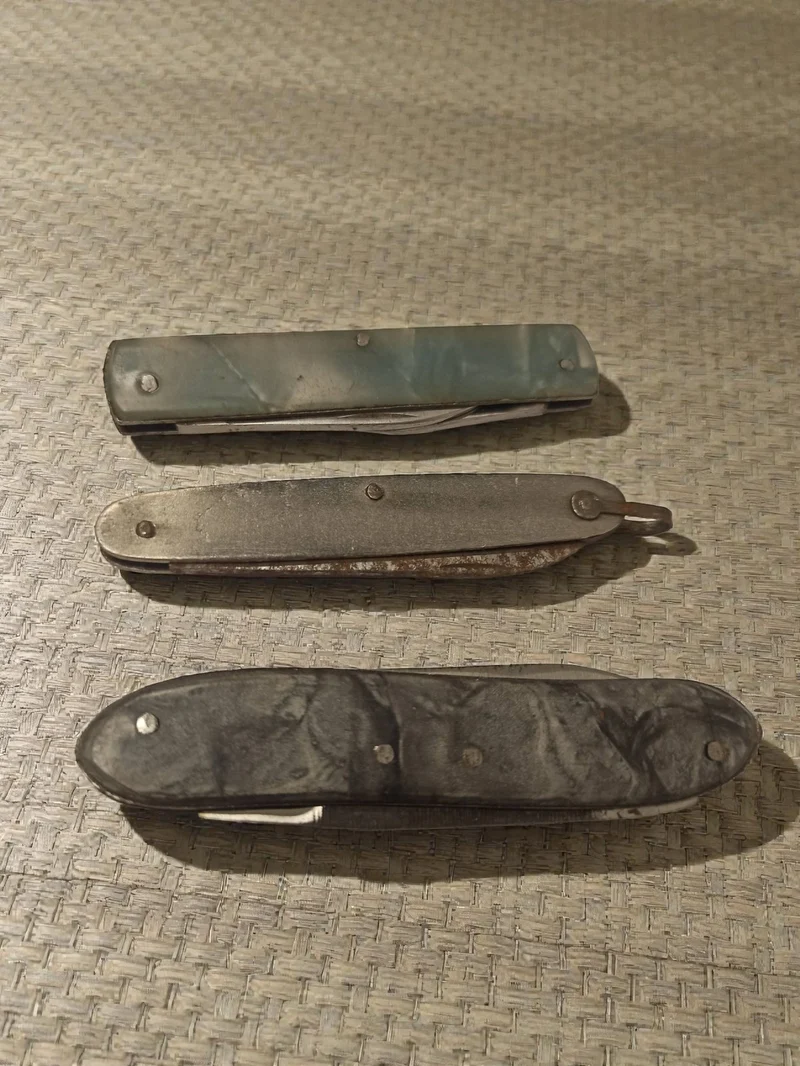 Couteaux suisses anciens vintage lot de 3 années 70 manche marbré collection