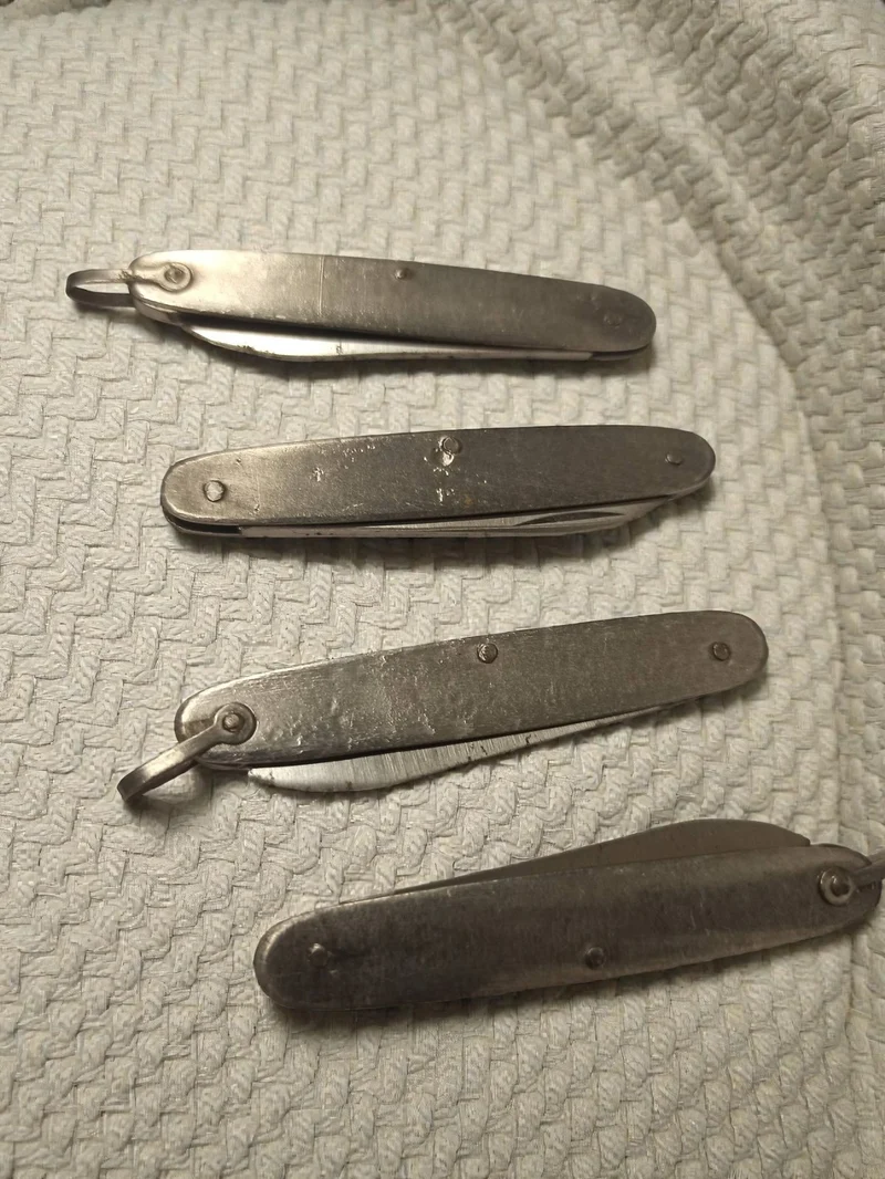 Couteaux suisses anciens vintage 1970s lot 3 pièces métal aspect brut