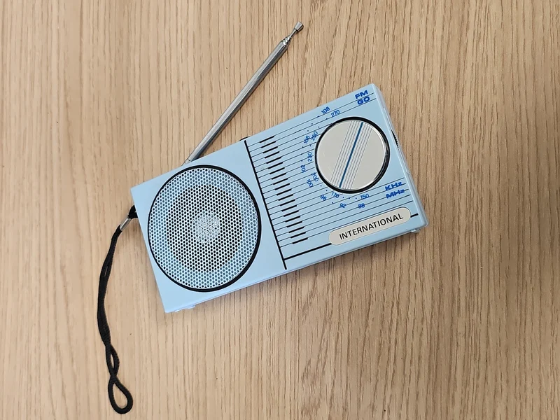 Radio vintage INTERNATIONAL bleu rétro FM MW décorative portable
