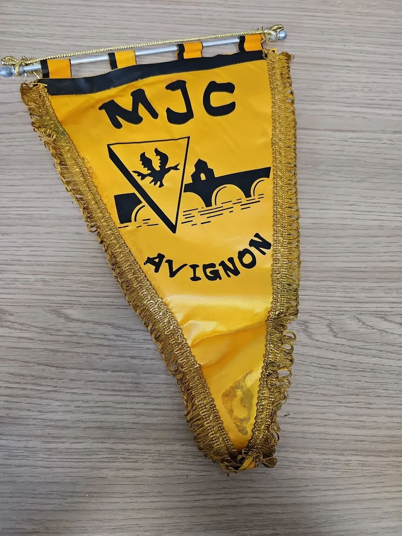 Fanion ancien MJC Avignon jaune noir rétro vintage football décor Pont