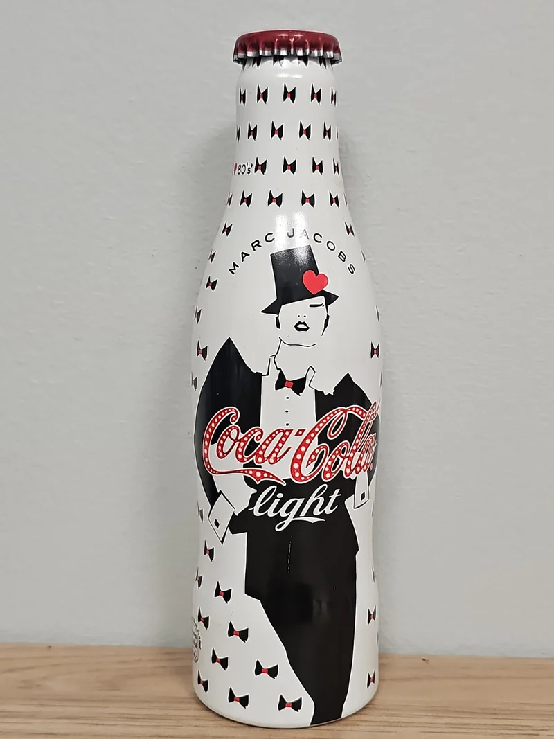 Bouteille Coca Cola pleine édition MARC JACOBS design exclusif boisson scellée