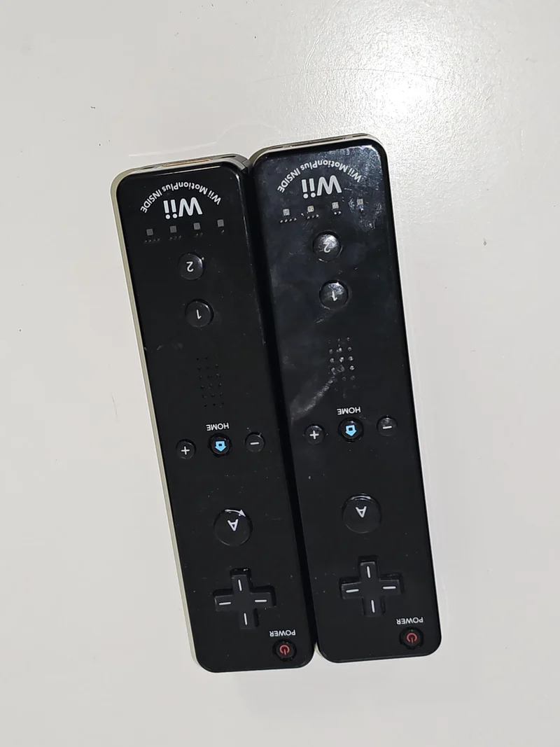 Lot 2 manettes Wii noires Nintendo défectueuses pour pièces, accessoires console