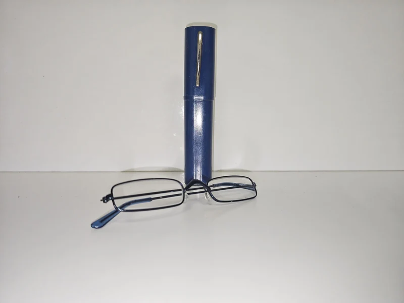 Paire de lunettes de vue rétro ancienne avec étui, accessoire vintage collection