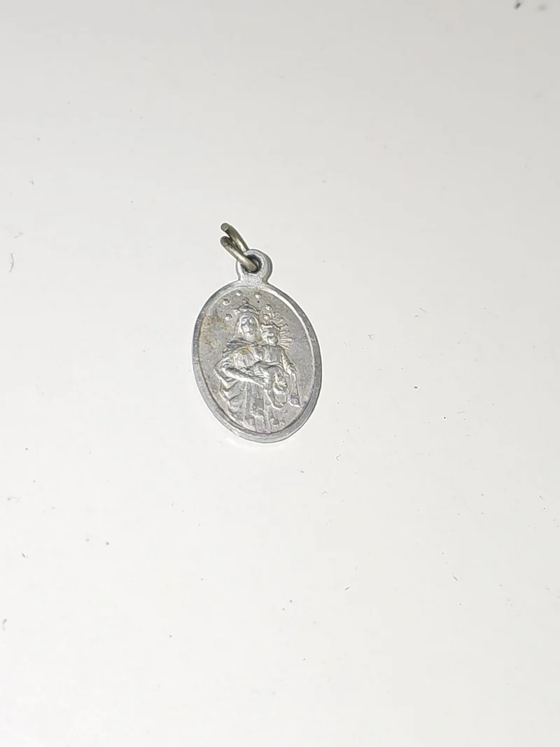 Ancien pendentif religieux catholique vintage en métal, objet de piété collectio